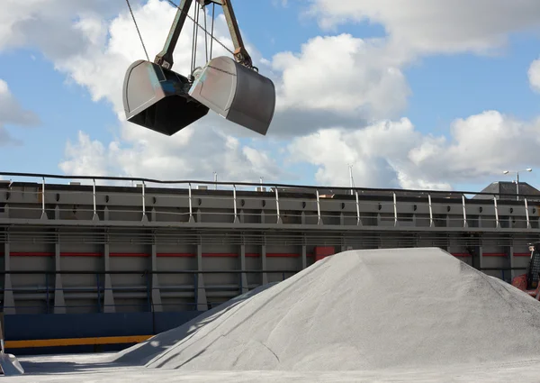 Crane loading gravel — Stock Photo, Image