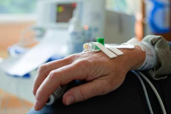 Patientens hand med nål för intravenös dropper — Stockfoto