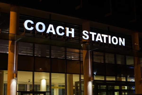 Coach station verlichte teken — Stockfoto