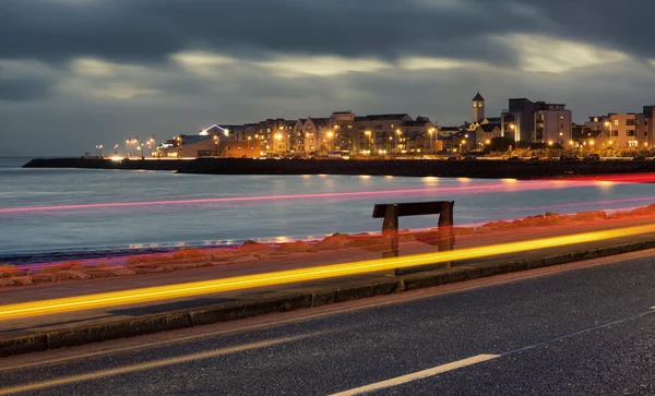 Nihgt city at the bank of ocean bay — Stock Photo, Image