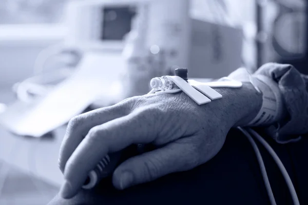 Patiënt hand met naald voor intraveneuze druppelaar — Stockfoto