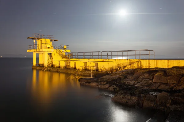 Lune sur la baie océanique — Photo