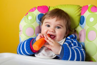 havuç yiyen bebek