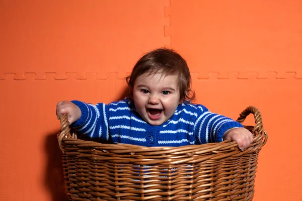 बाळ मुलगा मजा येत — स्टॉक फोटो, इमेज