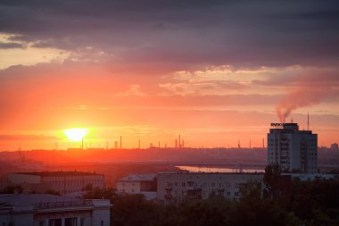 büyük sanayi kenti üzerinde dramatik günbatımı