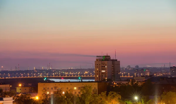 Noční pohled na velké průmyslové město — Stock fotografie