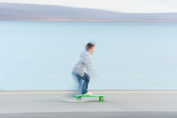 Băiat de echitatie skateboard. Mișcare încețoșată — Fotografie, imagine de stoc