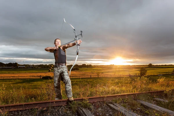 Man with bow and arrows — Stock Photo, Image