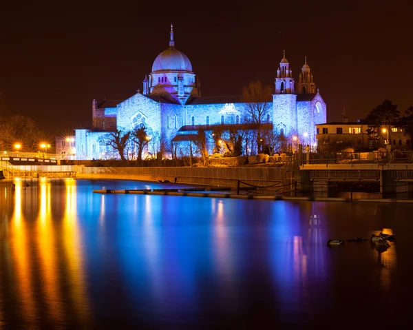 Galways katedral lyste upp blå — Stockfoto