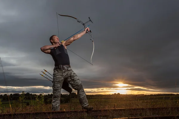 弓和箭的男人 — 图库照片