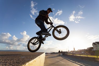 sokak BMX stunts