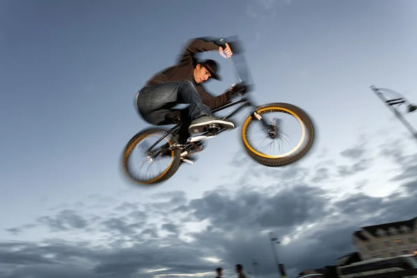 BMX stunts at the street — Stock Photo, Image