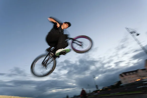 BMX stunts at the street — Stock Photo, Image