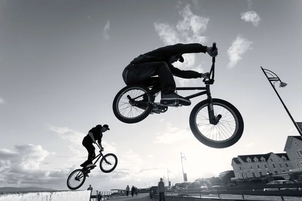 BMX stunts at the street — Stock Photo, Image