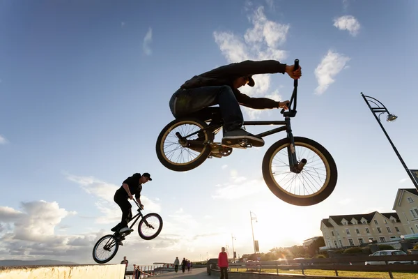 BMX acrobazie in strada — Foto Stock