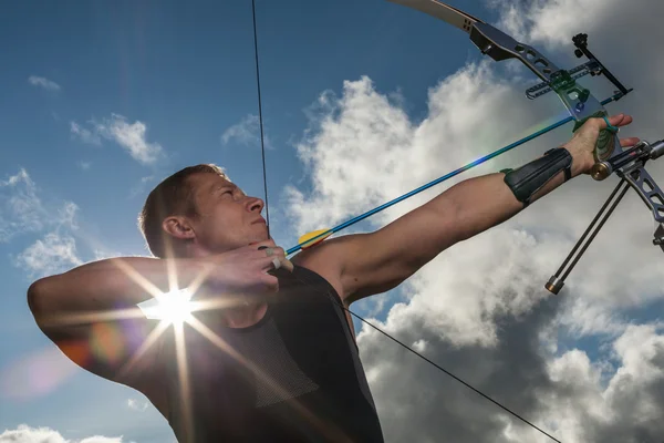 Man with bow and arrows — Stock Photo, Image