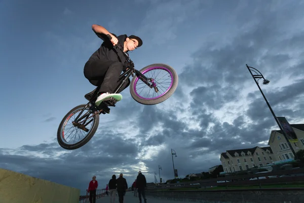 BMX stunts på gatan — Stockfoto