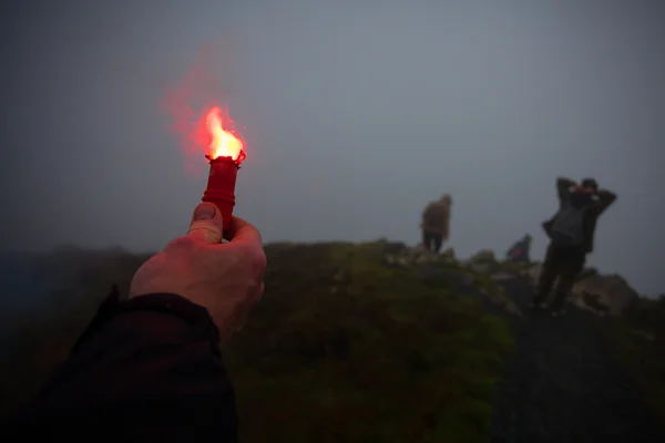 Brinnande röd flare — Stockfoto