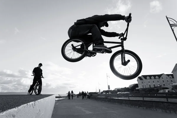 BMX stunts på gatan — Stockfoto