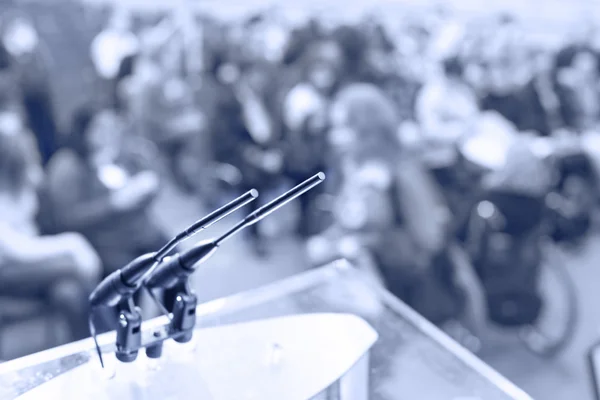 Microfones na sala de conferências — Fotografia de Stock