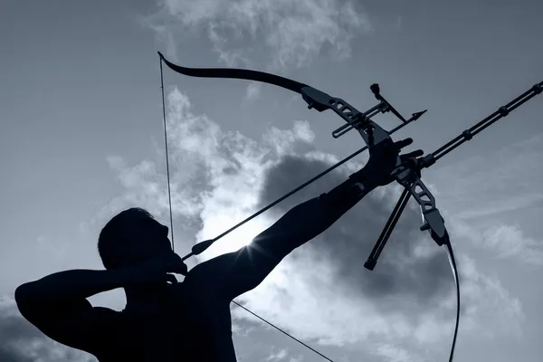 Man with bow and arrows — Stock Photo, Image