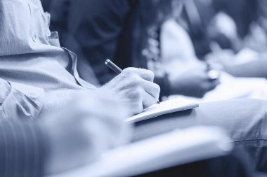Konferans, ayrıntılı notlar yapma.