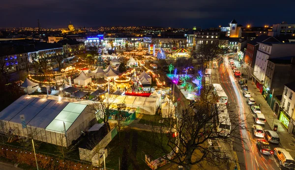 Jarmark Bożonarodzeniowy w nocy, panoramiczny widok — Zdjęcie stockowe