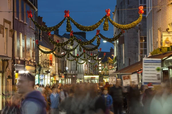 Ladenstraße bei Nacht, Galway — Stockfoto
