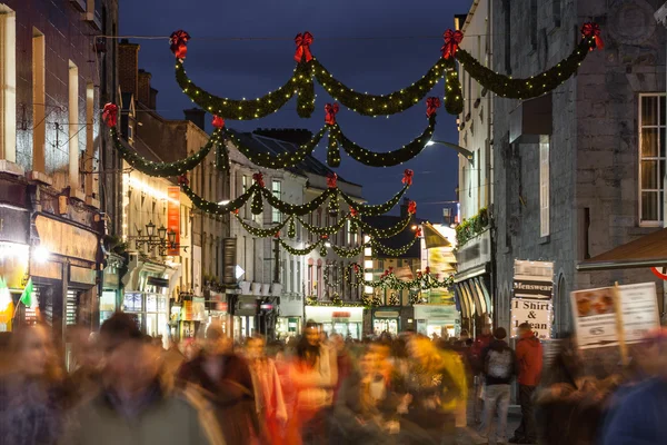 Rue commerçante la nuit, Galway — Photo