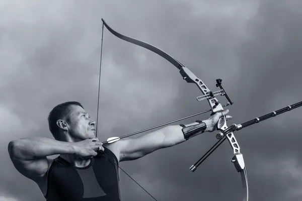 Man with bow and arrows — Stock Photo, Image