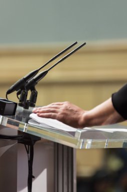 konferans odasındaki mikrofonlar