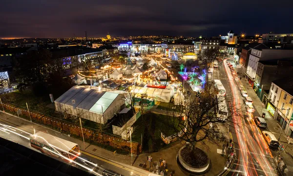 Gece, panoramik Görünüm Noel pazarı — Stok fotoğraf