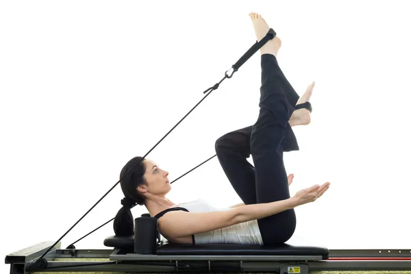 Uma mulher a fazer exercício no ginásio. Isolados — Fotografia de Stock