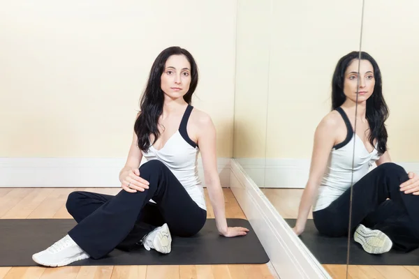 Femme travaillant dans la salle de gym — Photo