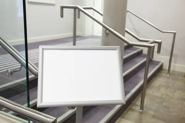 Anúncio em branco no quarto com escadas . — Fotografia de Stock