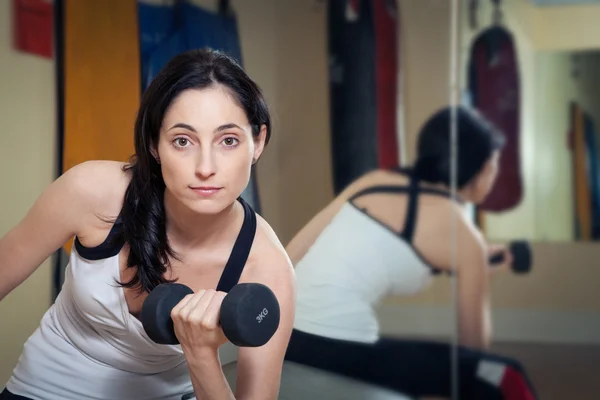 Femme travaillant dans la salle de gym — Photo