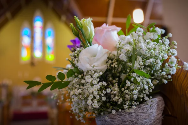 Ślub kwiaty w kościele. z bliska — Zdjęcie stockowe