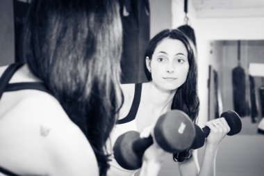 dumbell ile çalışma dışarı hoş bir kadın