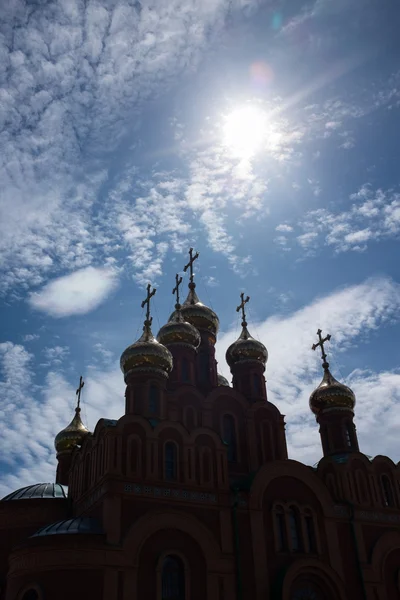 Église orthodoxe, détail, contre le soleil . — Photo