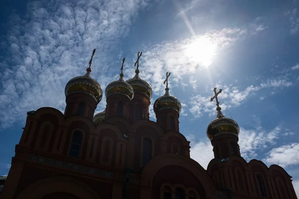 Kościół prawosławny, detal, przed słońcem. — Zdjęcie stockowe