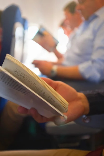 Bücher lesen im Flugzeug. — Stockfoto