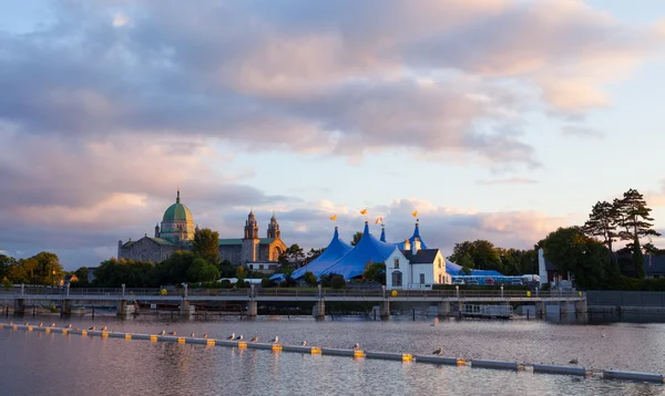 "Big Top "i Katedra w Galway podczas festiwalu sztuki. — Zdjęcie stockowe