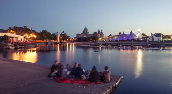 "Big Top "e Cattedrale di Galway durante il Festival d'Arte . — Foto Stock