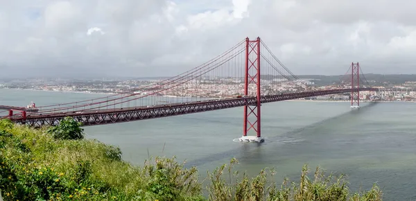 25 april hängbro i Lissabon, portugal — Stockfoto