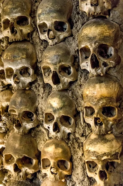 Duvarın tam kafatasları ve kemikleri kemik şapelde evora, Portekiz — Stok fotoğraf