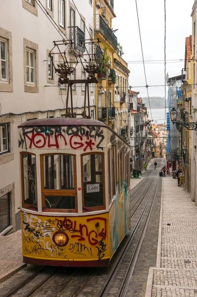 Eléctricos curtos e rápidos em Lisboa, Portugal . — Fotografia de Stock