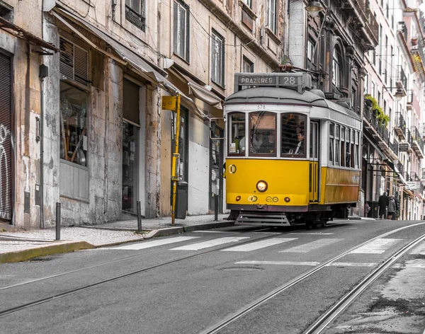 Tranvías cortos y rápidos en Lisboa, Portugal . —  Fotos de Stock