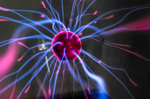 Pelota de plasma con magenta-azul — Foto de Stock