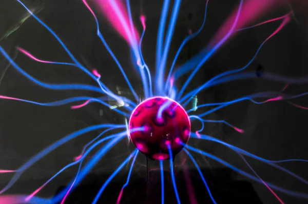 Bola de plasma com magenta-azul — Fotografia de Stock