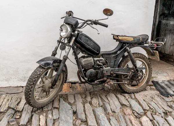 Eski ve paslı motosiklet — Stok fotoğraf